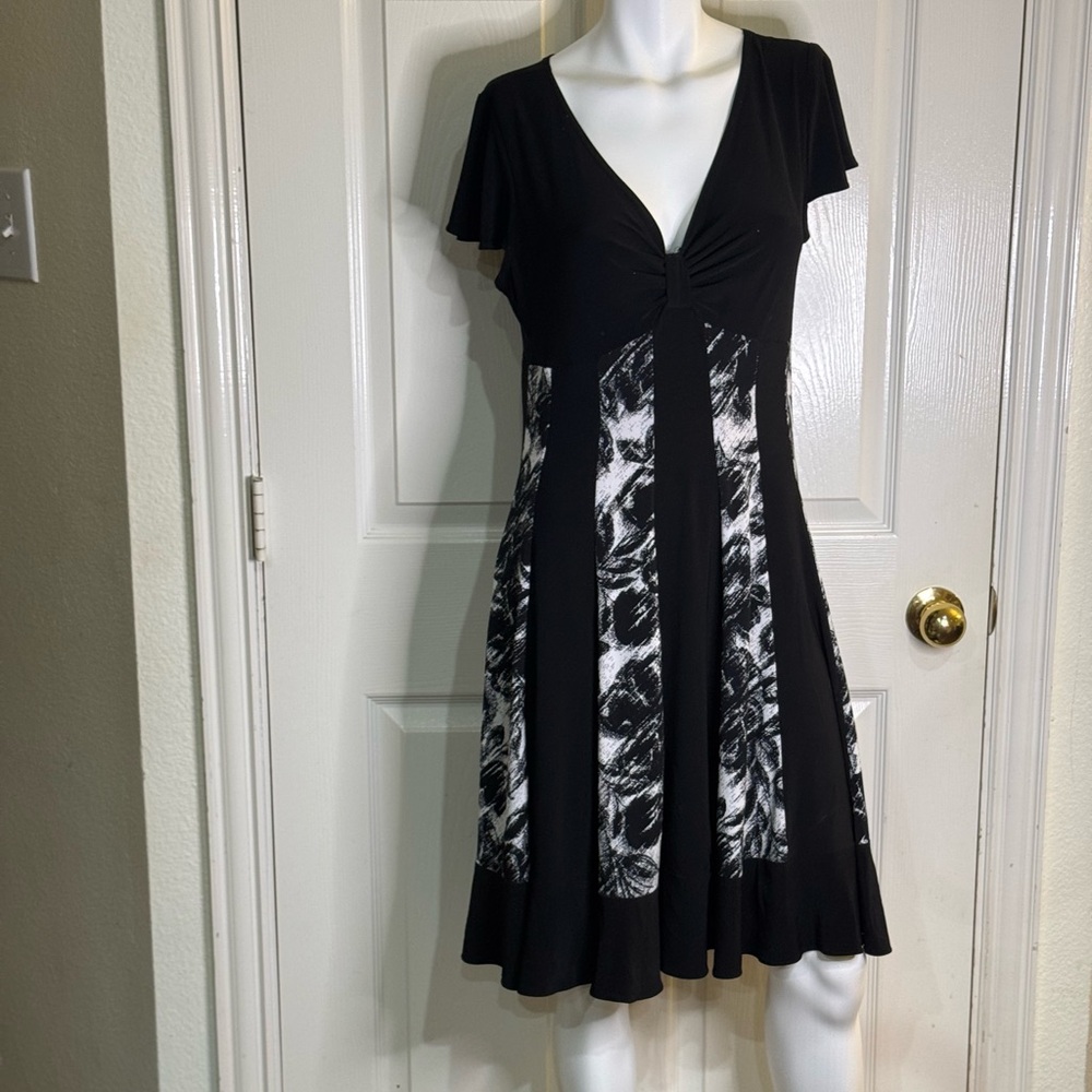 R&M Richards Dress Floral Lace Strips Knee Length Black and white Size 8P